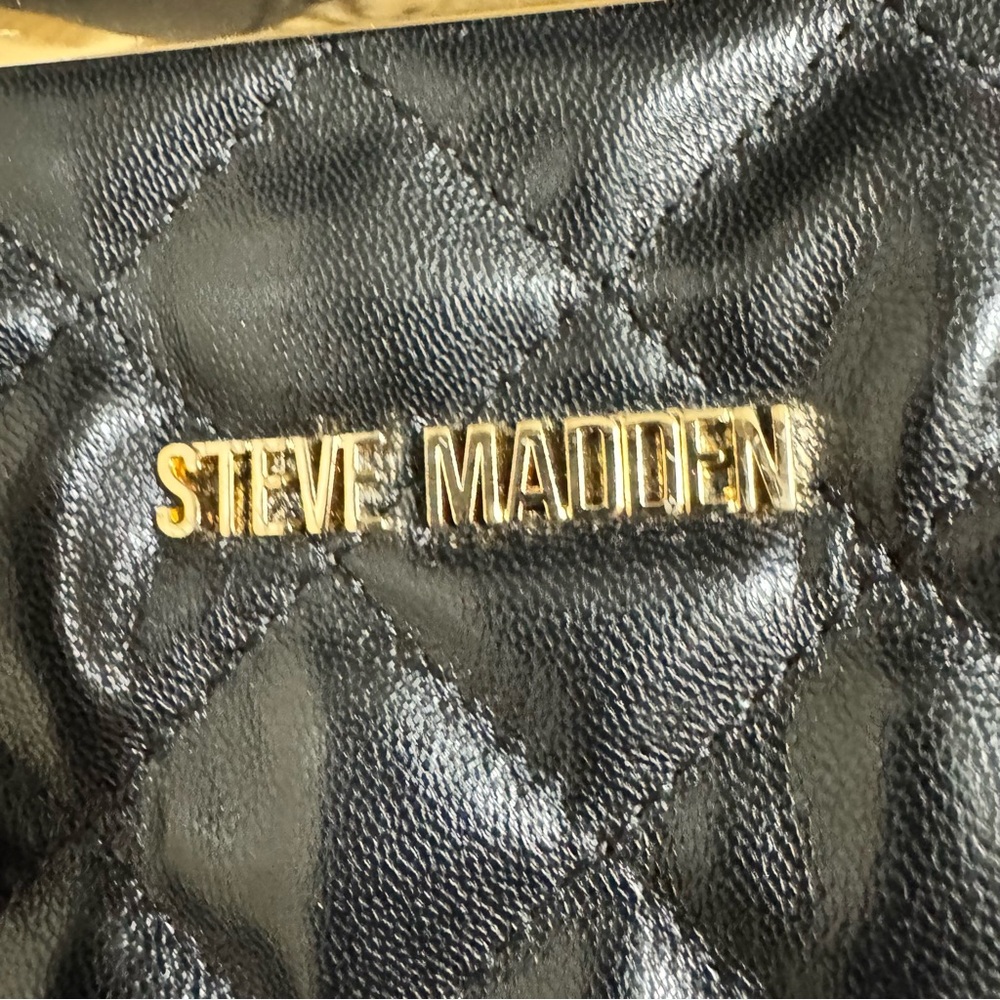 Steve Madden Quilted Cell Phone Crossbody Pouch With A Gold Chain - Picture 3 of 15